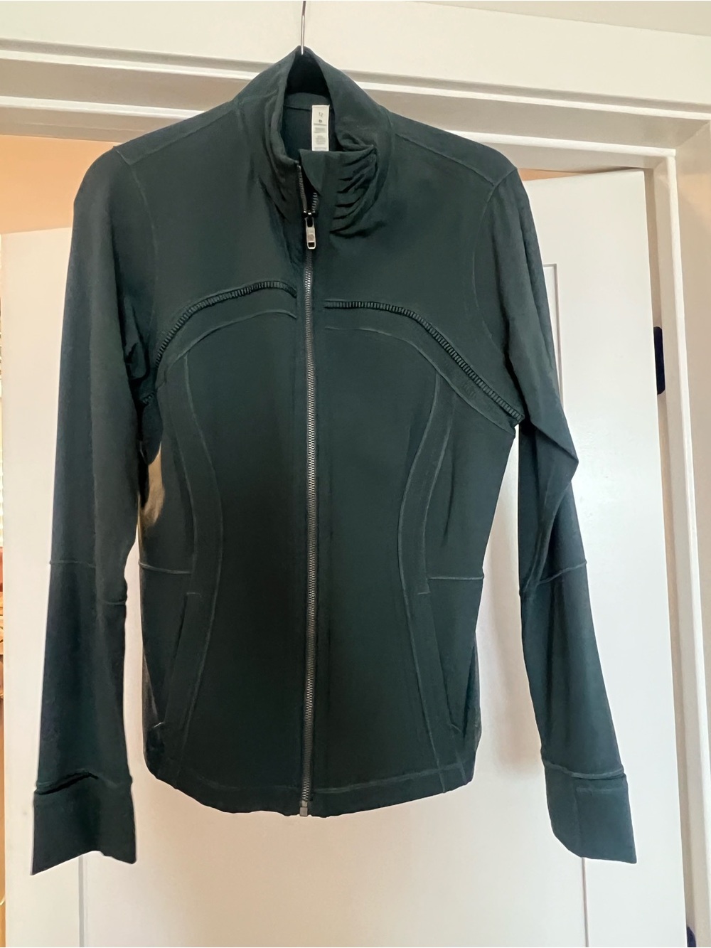 Lululemon - Women’s Dark Green Zip-Up Stretch Jacket
Size 12
Worn once